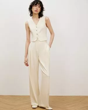 Брюки женские удлиненные  с защипами молочные от Calista 