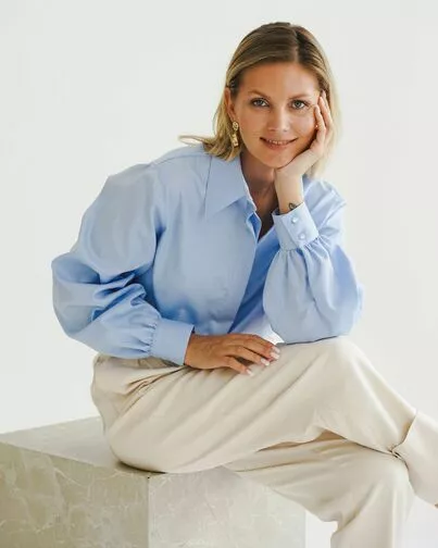 Женская рубашка под пуговицу в прямом силуэте голубая - 8523 от ByME 