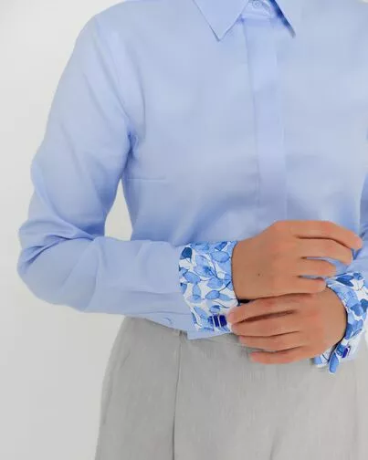 Женская рубашка из хлопка под запонки голубая с отделкой синие листочки-8762 от ByME 