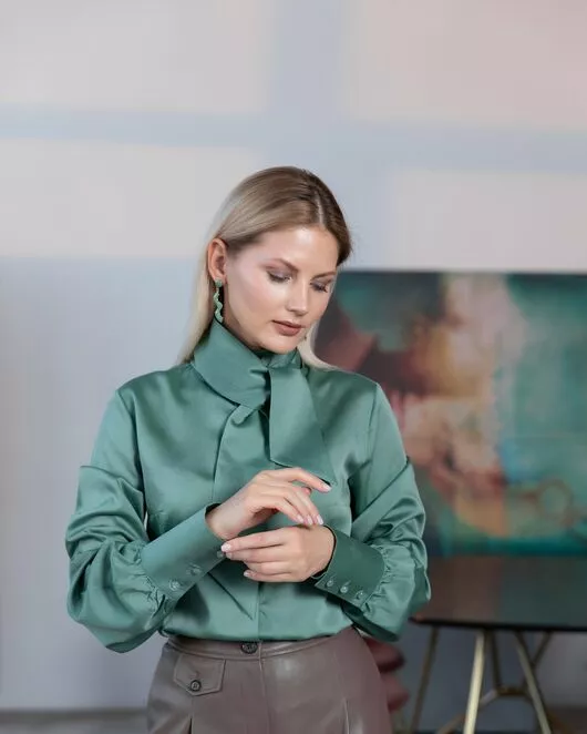 Женская блузка зеленая с бантом- 8220 от byME 