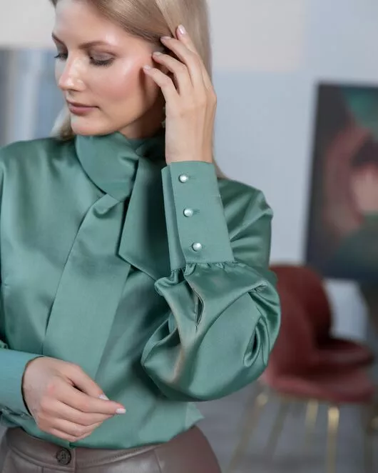 Женская блузка зеленая с бантом- 8220 от byME 