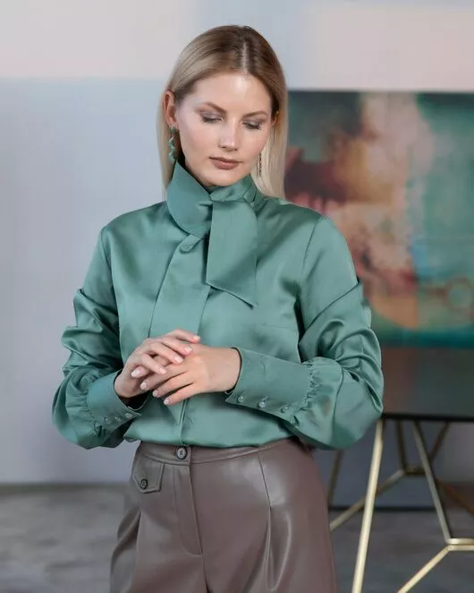Женская блузка зеленая с бантом- 8220 от byME 