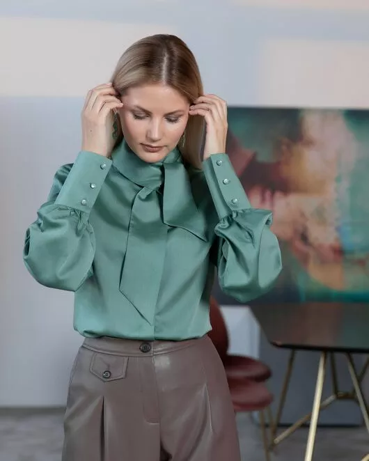 Женская блузка зеленая с бантом- 8220 от byME 