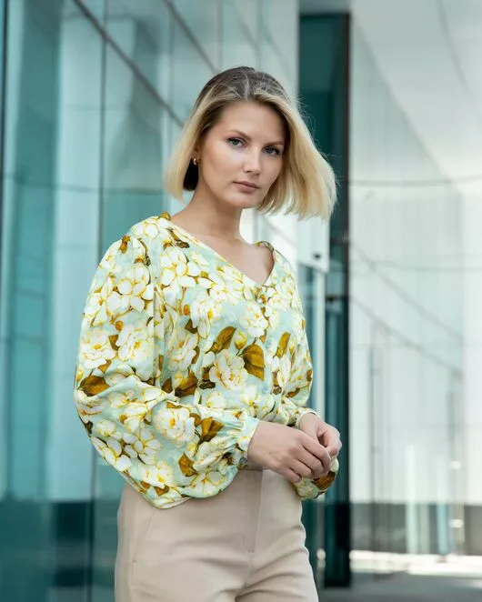 Женская блузка с объемным рукавом и V-образным вырезом с принтом - 8338 от ByME 