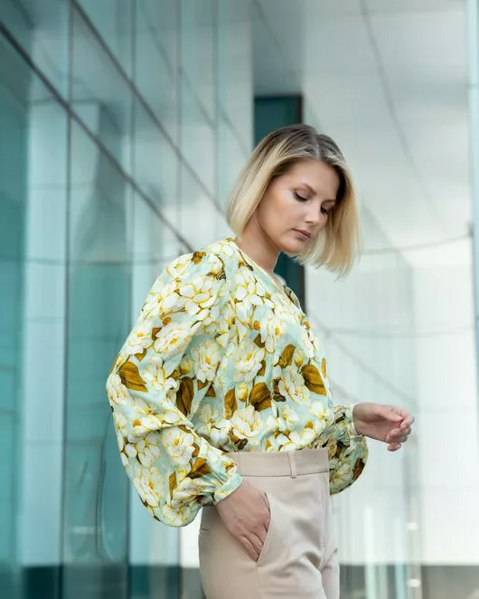 Женская блузка с объемным рукавом и V-образным вырезом с принтом - 8338 от ByME 