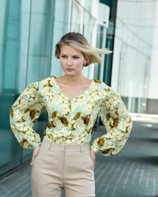 Женская блузка с объемным рукавом и V-образным вырезом с принтом - 8338 от ByME 