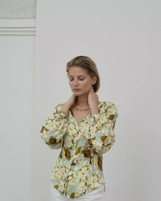 Женская блузка с объемным рукавом и V-образным вырезом с принтом - 8338 от ByME 