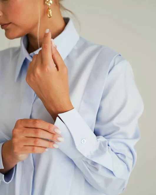 Женская рубашка голубая из хлопка с интересной манжетой под пуговицы 8550 от byME 