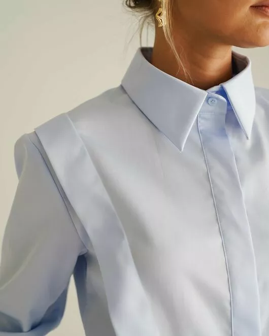 Женская рубашка голубая из хлопка с интересной манжетой под пуговицы 8550 от byME 