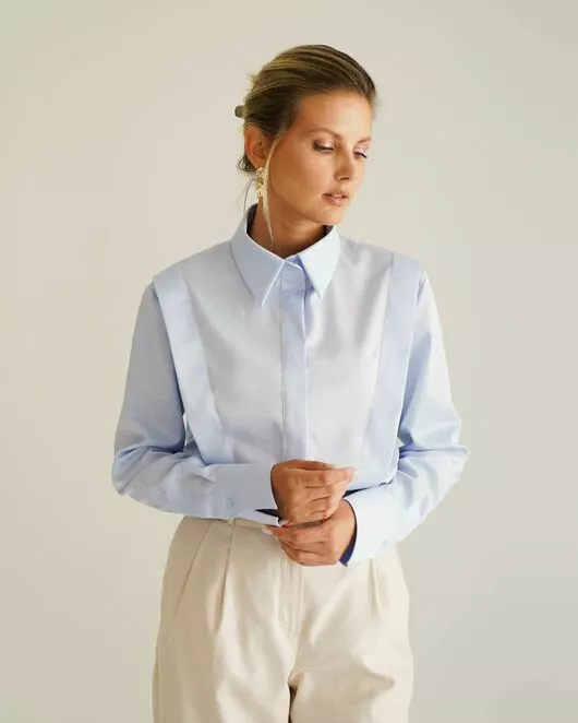 Женская рубашка голубая из хлопка с интересной манжетой под пуговицы 8550 от byME 