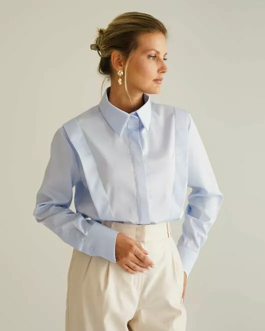 Женская рубашка голубая из хлопка с интересной манжетой под пуговицы 8550 от byME 