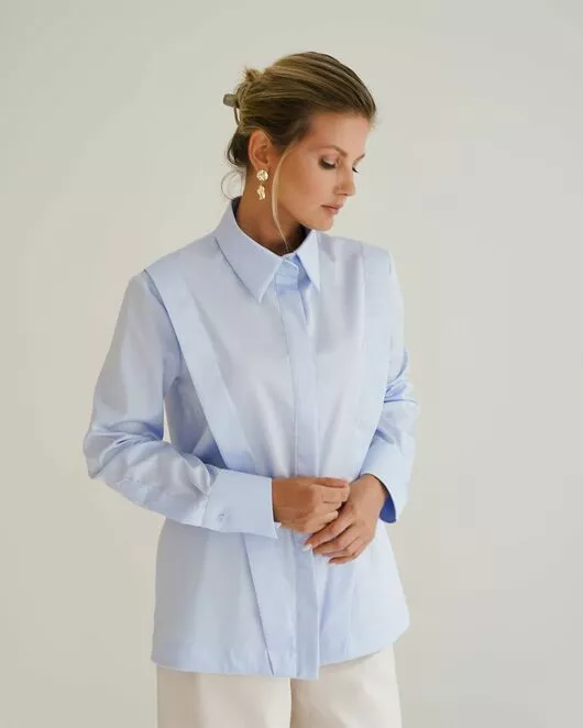 Женская рубашка голубая из хлопка с интересной манжетой под пуговицы 8550 от byME 