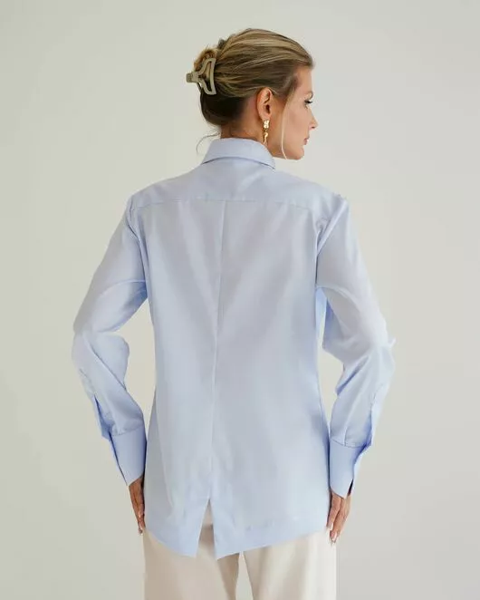 Женская рубашка голубая из хлопка с интересной манжетой под пуговицы 8550 от byME 