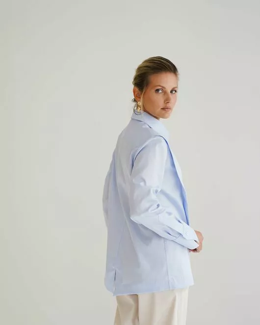 Женская рубашка голубая из хлопка с интересной манжетой под пуговицы 8550 от byME 