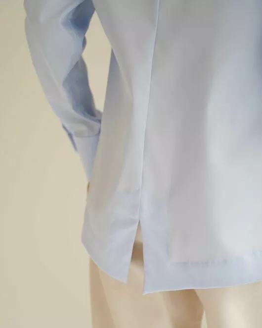 Женская рубашка голубая из хлопка с интересной манжетой под пуговицы 8550 от byME 