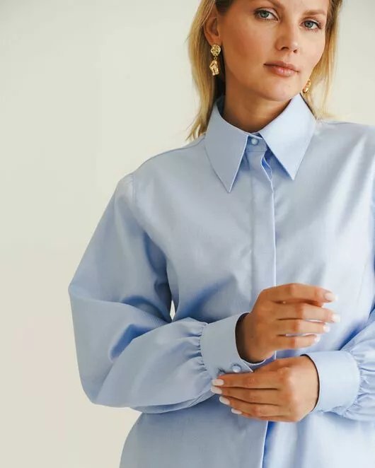Женская рубашка под пуговицу в прямом силуэте голубая - 8523 от byME 