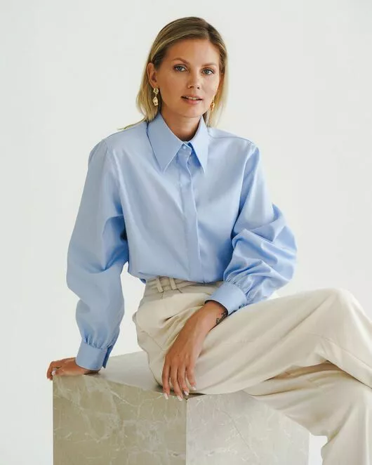 Женская рубашка под пуговицу в прямом силуэте голубая - 8523 от byME 