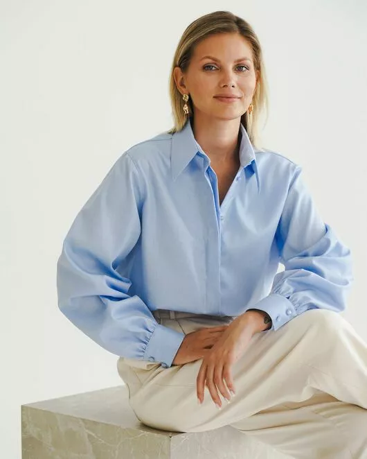 Женская рубашка под пуговицу в прямом силуэте голубая - 8523 от byME 