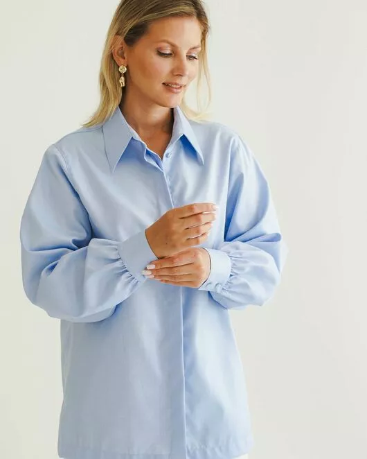 Женская рубашка под пуговицу в прямом силуэте голубая - 8523 от byME 