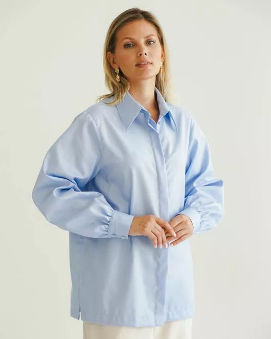Женская рубашка под пуговицу в прямом силуэте голубая - 8523 от byME 