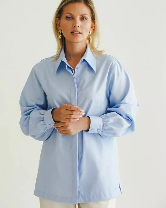 Женская рубашка под пуговицу в прямом силуэте голубая - 8523 от byME 