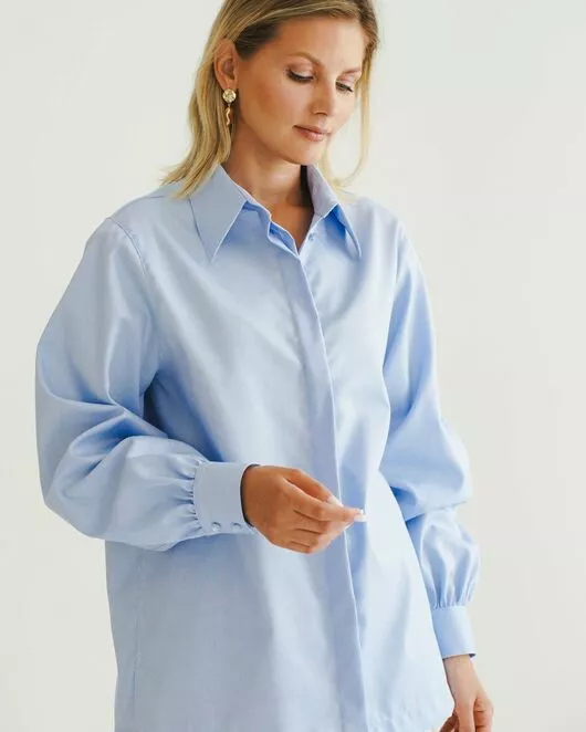 Женская рубашка под пуговицу в прямом силуэте голубая - 8523 от byME 