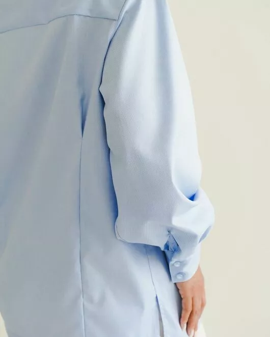Женская рубашка под пуговицу в прямом силуэте голубая - 8523 от byME 
