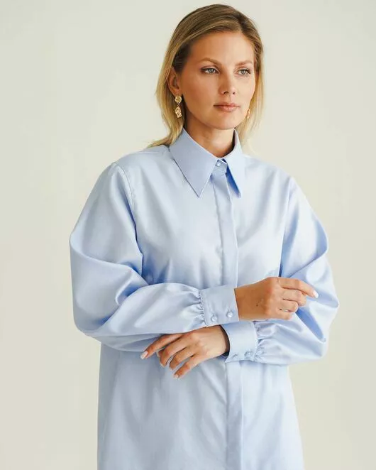 Женская рубашка под пуговицу в прямом силуэте голубая - 8523 от byME 