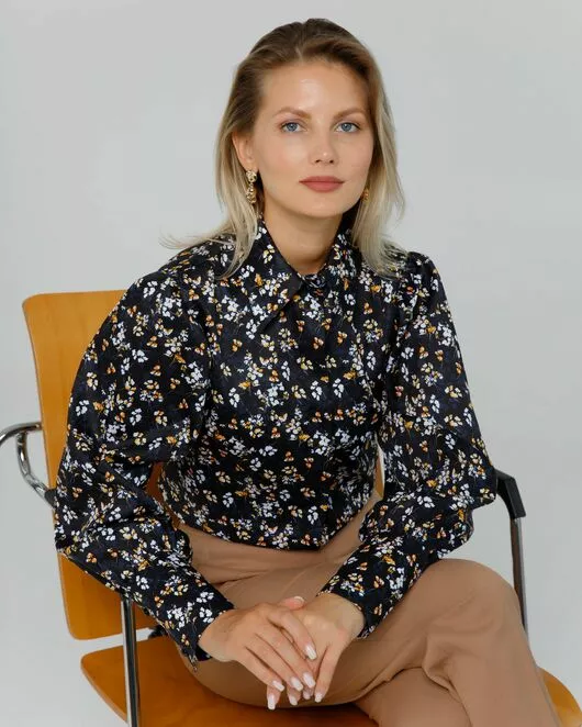 Женская рубашка с пышным рукавом с супатной застёжкой в чёрном цвете с цветами  - 8637 от byME 