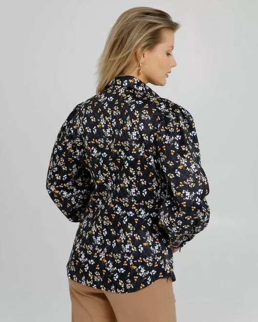 Женская рубашка с пышным рукавом с супатной застёжкой в чёрном цвете с цветами  - 8637 от byME 