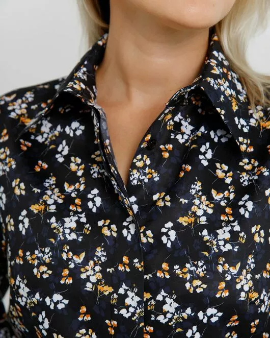 Женская рубашка с пышным рукавом с супатной застёжкой в чёрном цвете с цветами  - 8637 от byME 