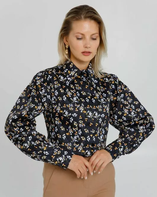 Женская рубашка с пышным рукавом с супатной застёжкой в чёрном цвете с цветами  - 8637 от byME 