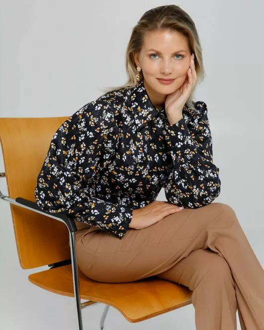 Женская рубашка с пышным рукавом с супатной застёжкой в чёрном цвете с цветами  - 8637 от byME 