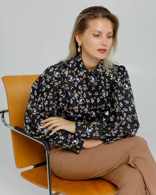 Женская рубашка с пышным рукавом с супатной застёжкой в чёрном цвете с цветами  - 8637 от byME 