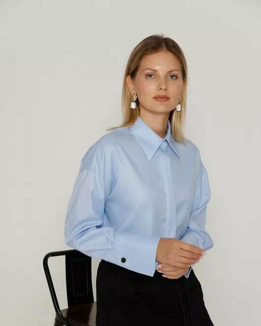 Женская рубашка с высоким манжетом голубая - 8500N от ByME 