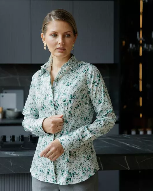 Женская рубашка-8687 в полуприталенном силуэте принт цветы под пуговицы от byME 