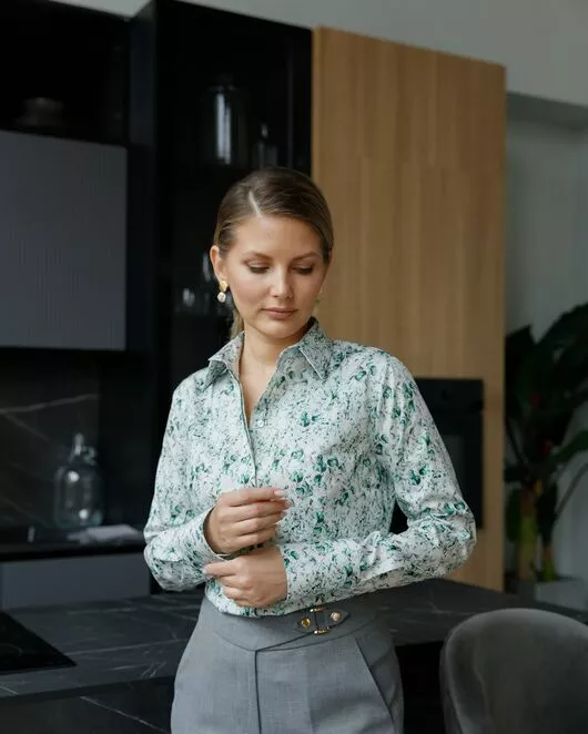 Женская рубашка-8687 в полуприталенном силуэте принт цветы под пуговицы от byME 