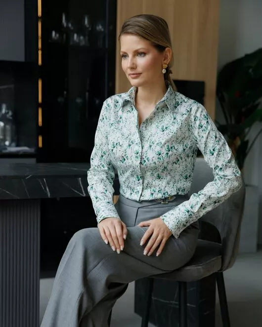 Женская рубашка-8687 в полуприталенном силуэте принт цветы под пуговицы от byME 