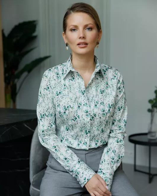 Женская рубашка-8687 в полуприталенном силуэте принт цветы под пуговицы от byME 