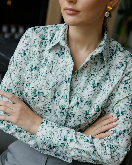 Женская рубашка-8687 в полуприталенном силуэте принт цветы под пуговицы от byME 