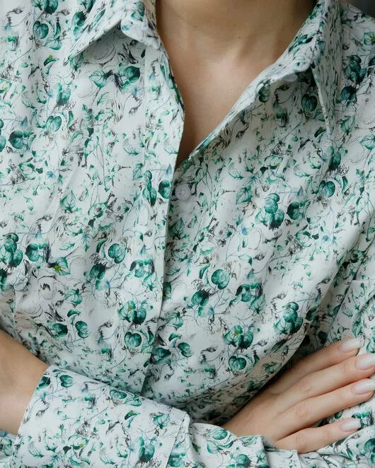 Женская рубашка-8687 в полуприталенном силуэте принт цветы под пуговицы от byME 