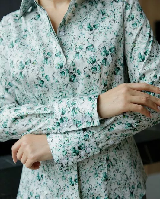 Женская рубашка-8687 в полуприталенном силуэте принт цветы под пуговицы от byME 