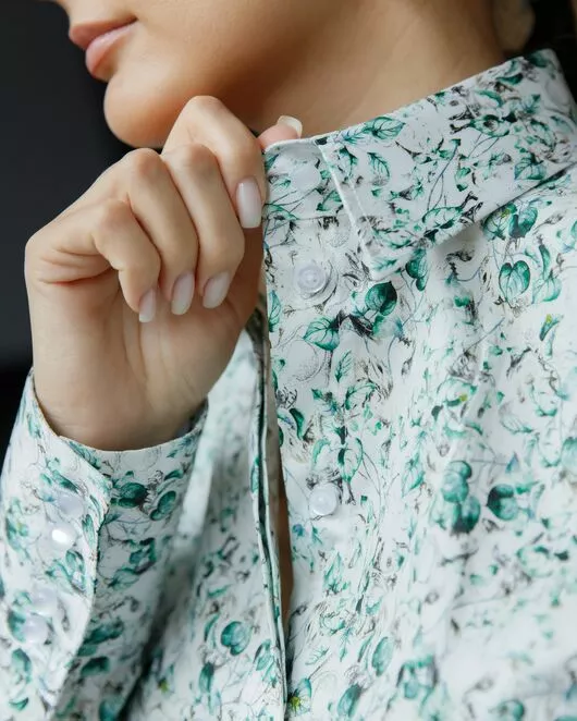 Женская рубашка-8687 в полуприталенном силуэте принт цветы под пуговицы от byME 