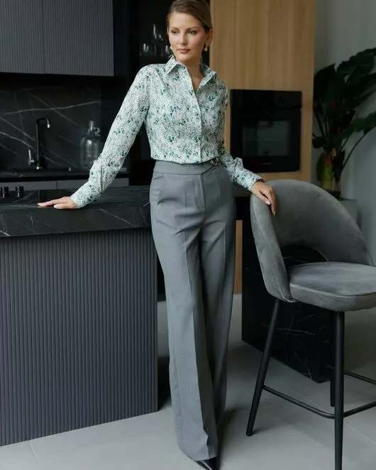 Женская рубашка-8687 в полуприталенном силуэте принт цветы под пуговицы от byME 