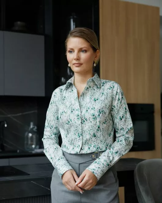 Женская рубашка-8687 в полуприталенном силуэте принт цветы под пуговицы от byME 