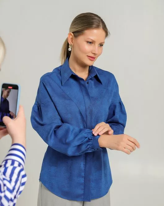 Женская рубашка полуприталенная  синяя  из района и тенсела  синяя - 8753 от byME 