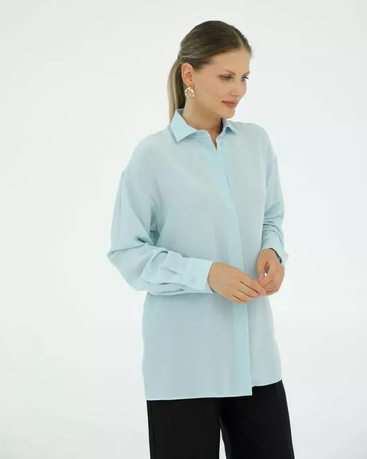 Рубашка шелковая голубая в прямом силуэте с универсальной манжетой 8938 от byME 