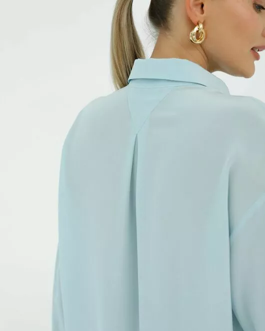 Рубашка шелковая голубая в прямом силуэте с универсальной манжетой 8938 от byME 