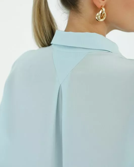 Рубашка шелковая голубая в прямом силуэте с универсальной манжетой 8938 от byME 