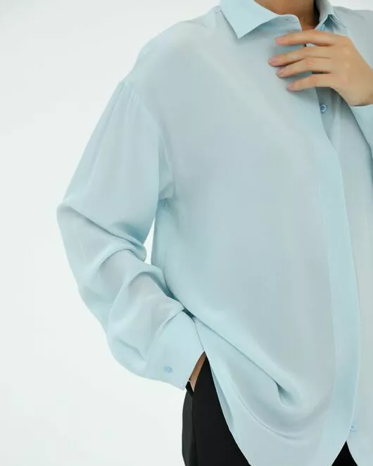 Рубашка шелковая голубая в прямом силуэте с универсальной манжетой 8938 от byME 